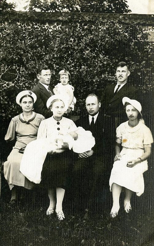 KKE 2094.jpg - Fot. Grupowe w ogródku. Od lewej siedzą: pierwsza Józefa Żakiewicz (z domu Mieńciuk) – mama Łucji Jaczewskiej (z domu Żakiewicz), Helena Piszkurno z siostrzenicą Lilką, pan Dziemaszkiewicz, Wanda Kutwin. Od lewej stoją: pierwszy pan Kutwin z córką Sławą Kutwin oraz Stanisław Żakiewicz – tata Łucji Jaczewskiej (z domu Żakiewicz), Krzywicze, 1936 r.